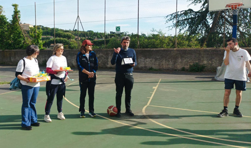 Consegna della targa di ringraziamento